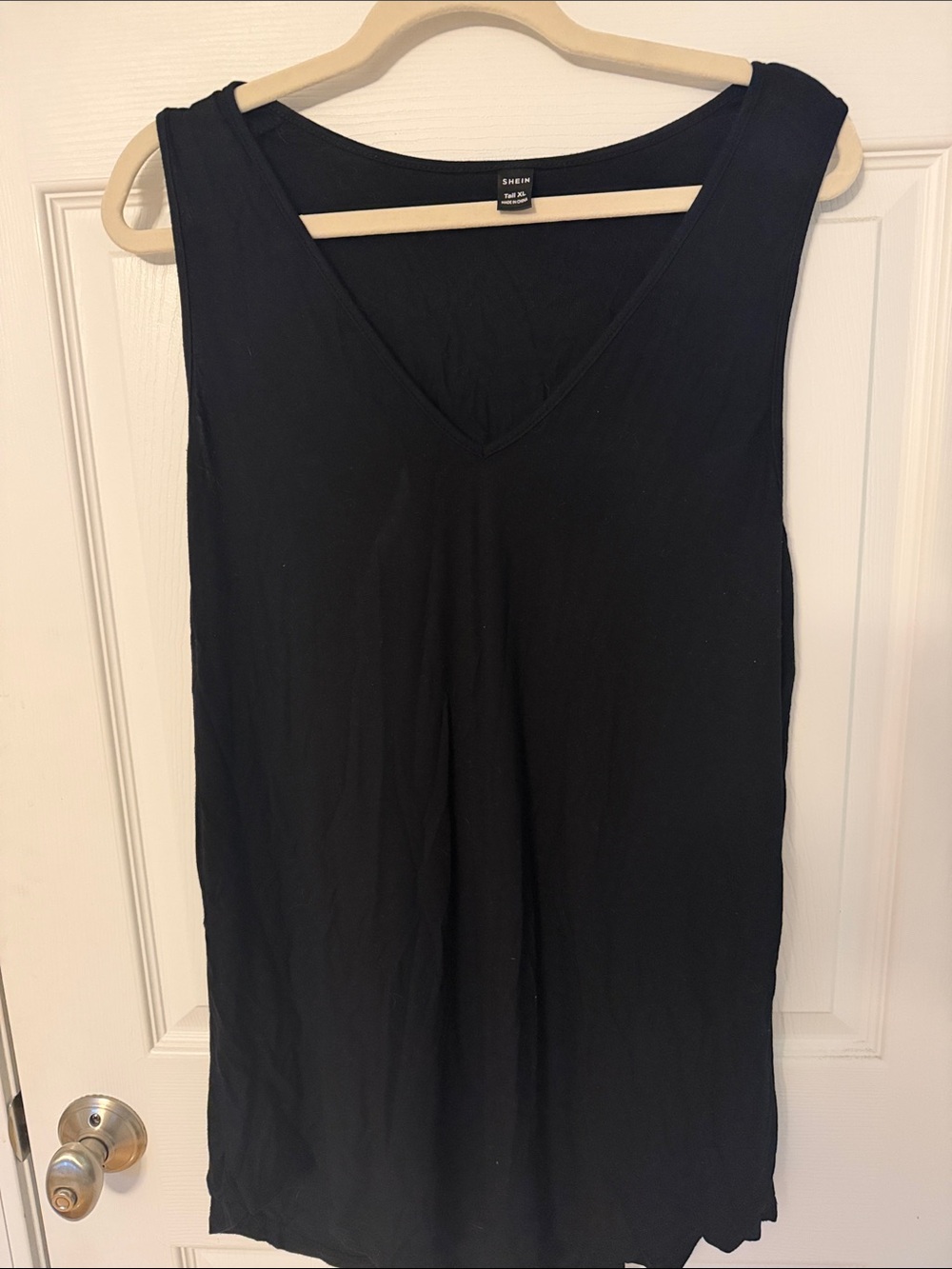 SHEIN Black V-Neck Sleeveless Tank Top
